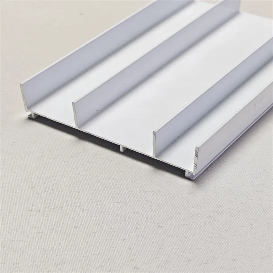 Aluminijski profili naprskani prahom. Obično prskanje